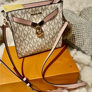 💗 New Michael Kors Pink and Cream Crossbody Bag